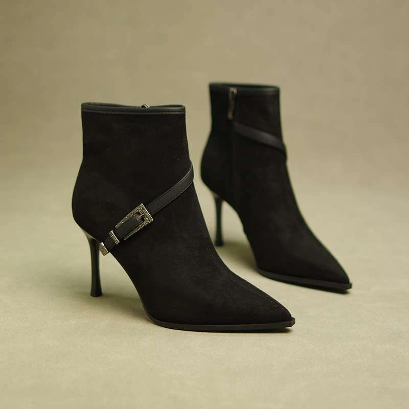 【万达撤柜】绒面酒红色短靴女2024新款水钻皮带扣加绒尖头细跟秋