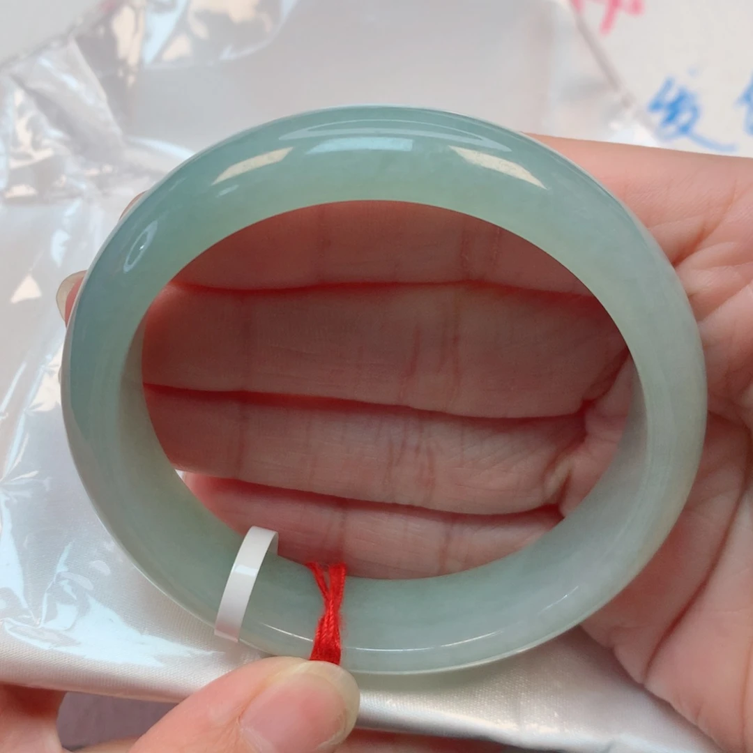 翡翠手镯未镶嵌59圈 晴蓝底