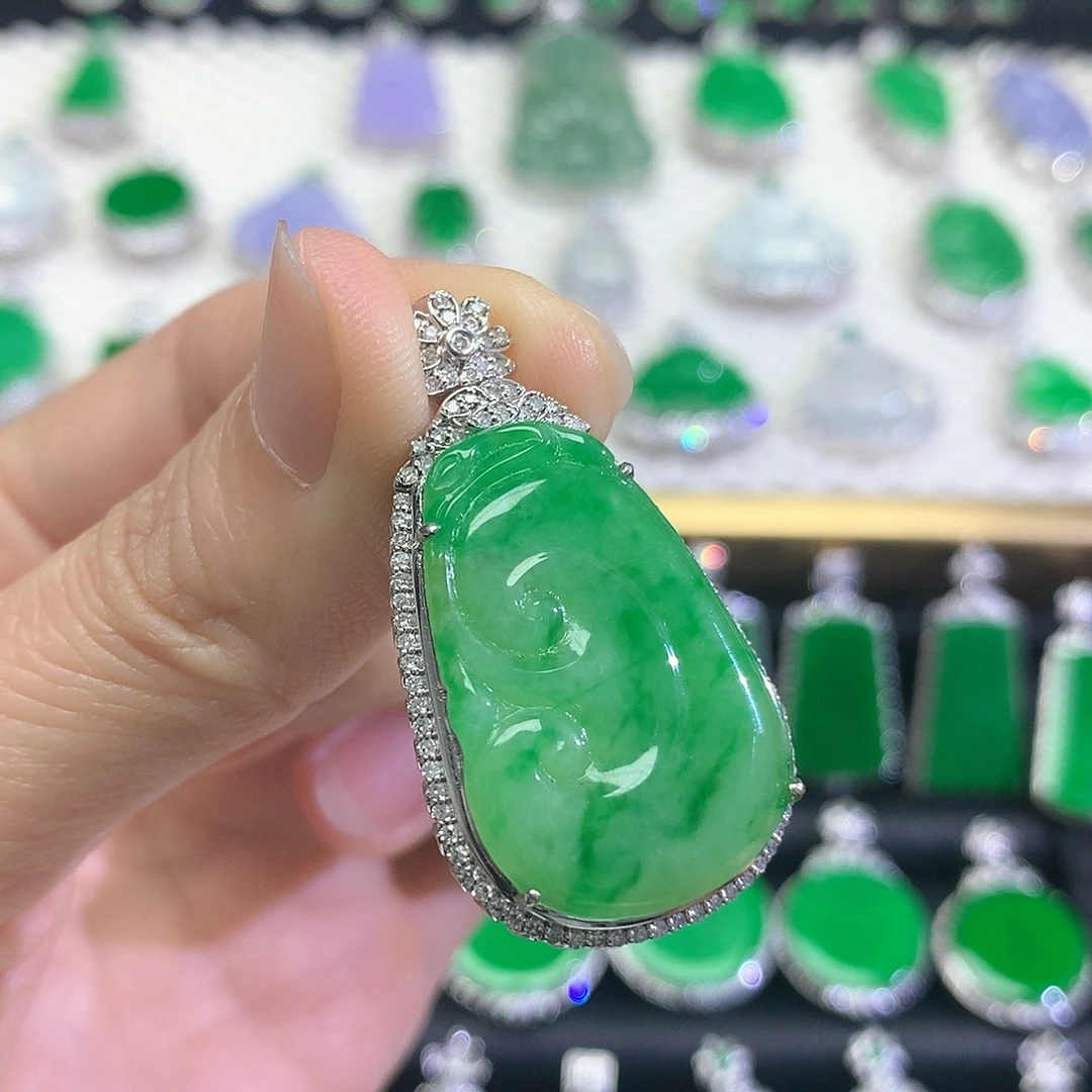 颈饰18K金镶嵌翡翠吊坠