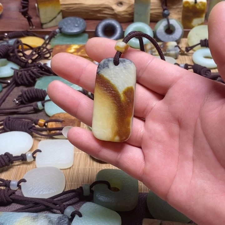 蛇纹石玉挂件未镶嵌碳***饼