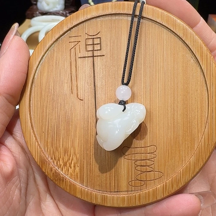 和田玉未镶嵌吊坠(赠链)