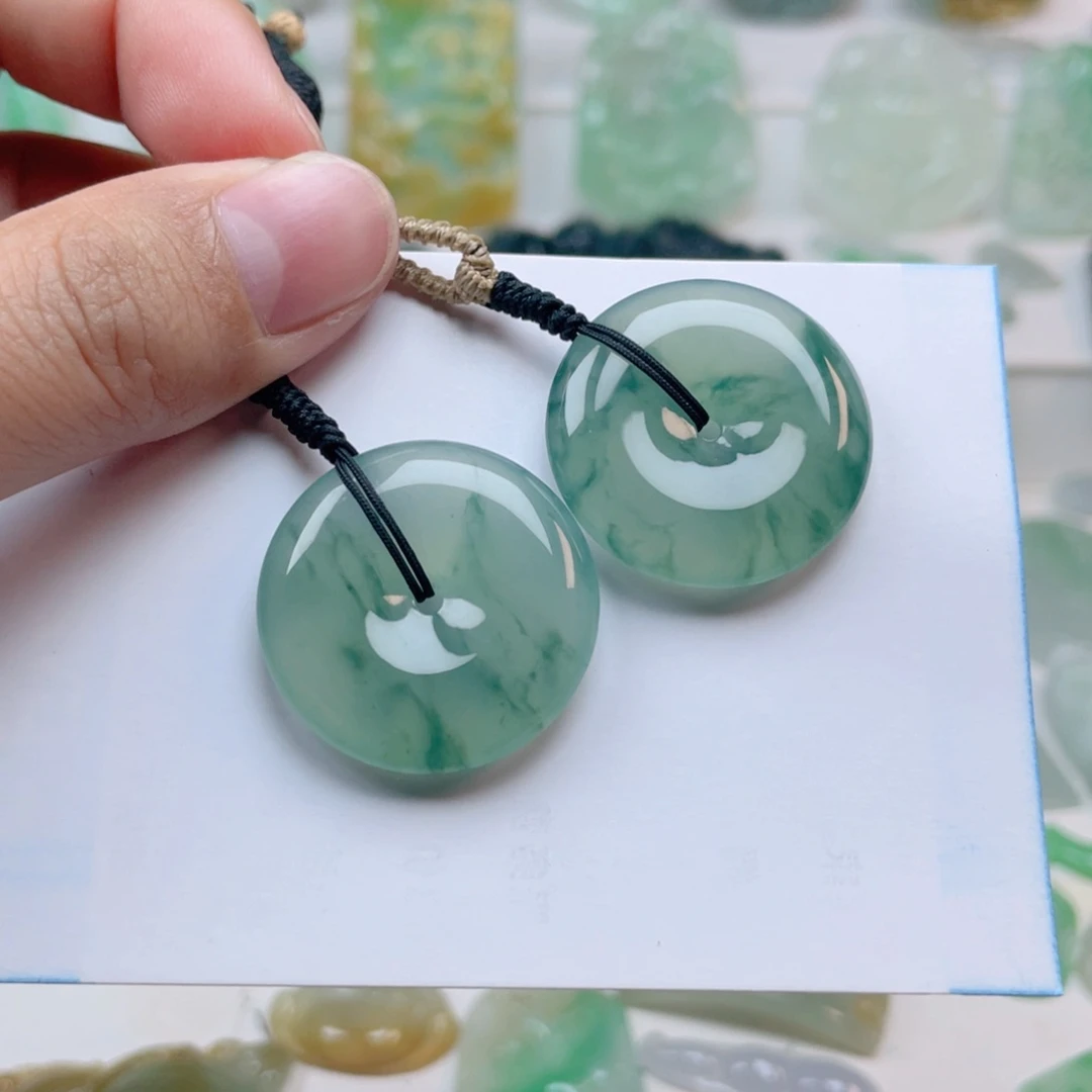 翡翠颈饰未镶嵌平安扣