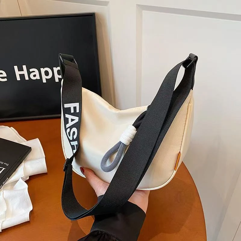 休闲尼龙布包包女2025新款秋季爆款斜挎饺子包百搭小众单肩通勤包