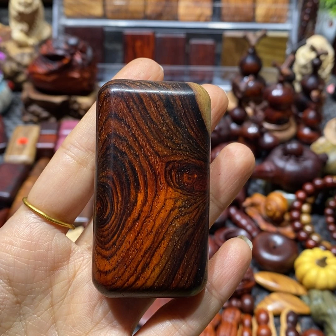 微凹黄檀（南美大红酸枝）如*覌