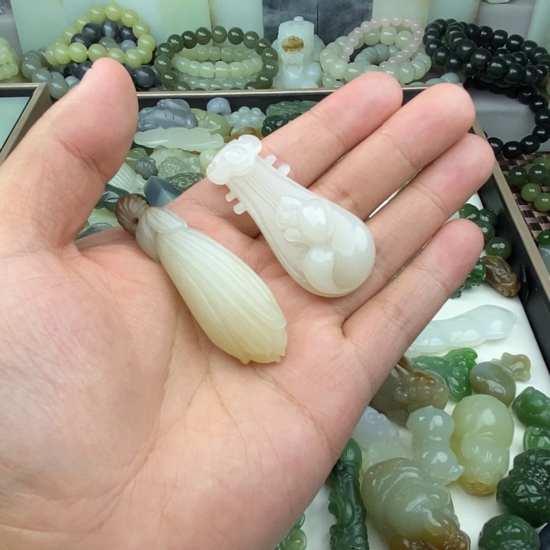 一***鱼和田玉未镶嵌颈饰