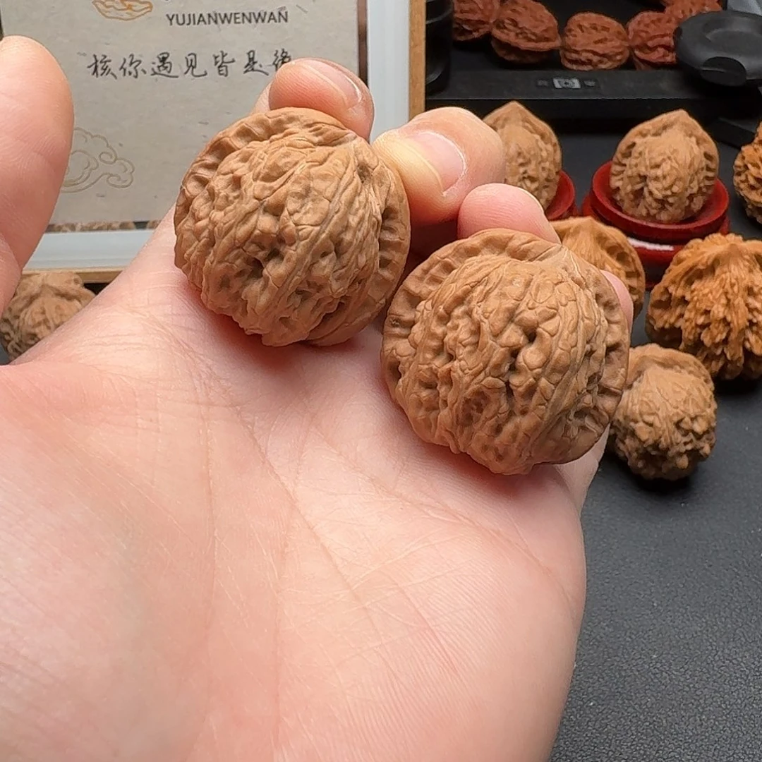 文玩核桃吊坠白狮子33