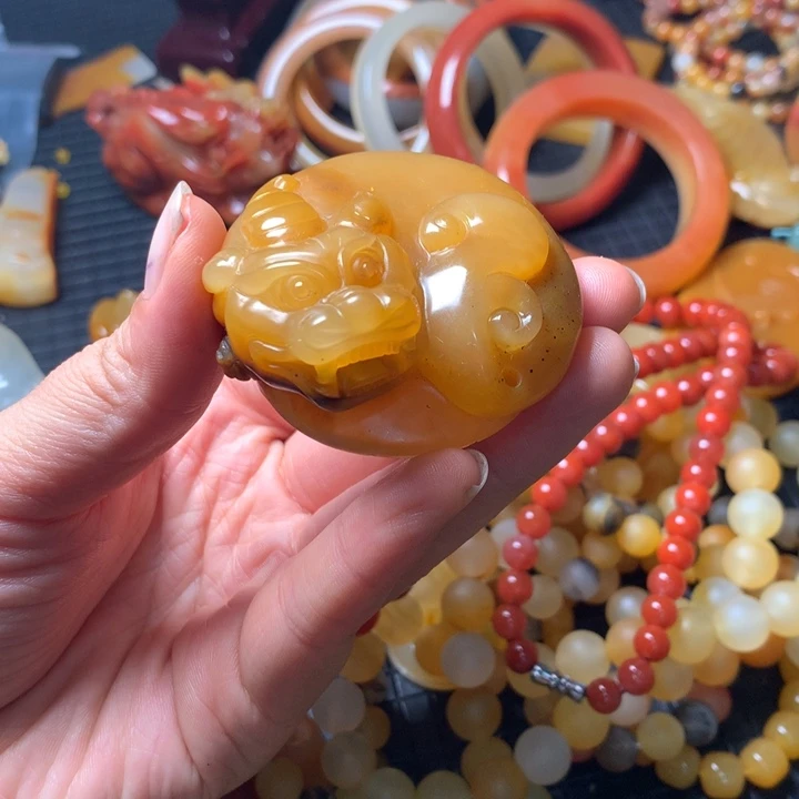石英质玉（黄龙玉）未镶嵌颈饰