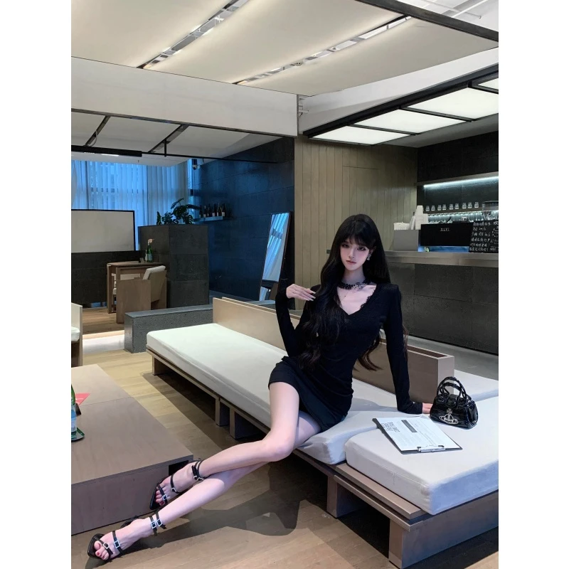 法式纯欲风V领长袖连衣裙女秋季新款设计性感修身显身材内搭短裙