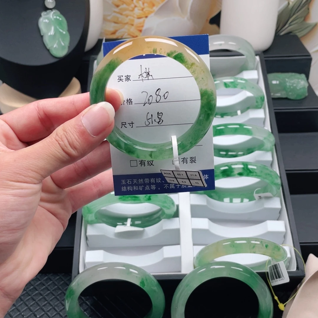 棋***督石英质玉未镶嵌手镯