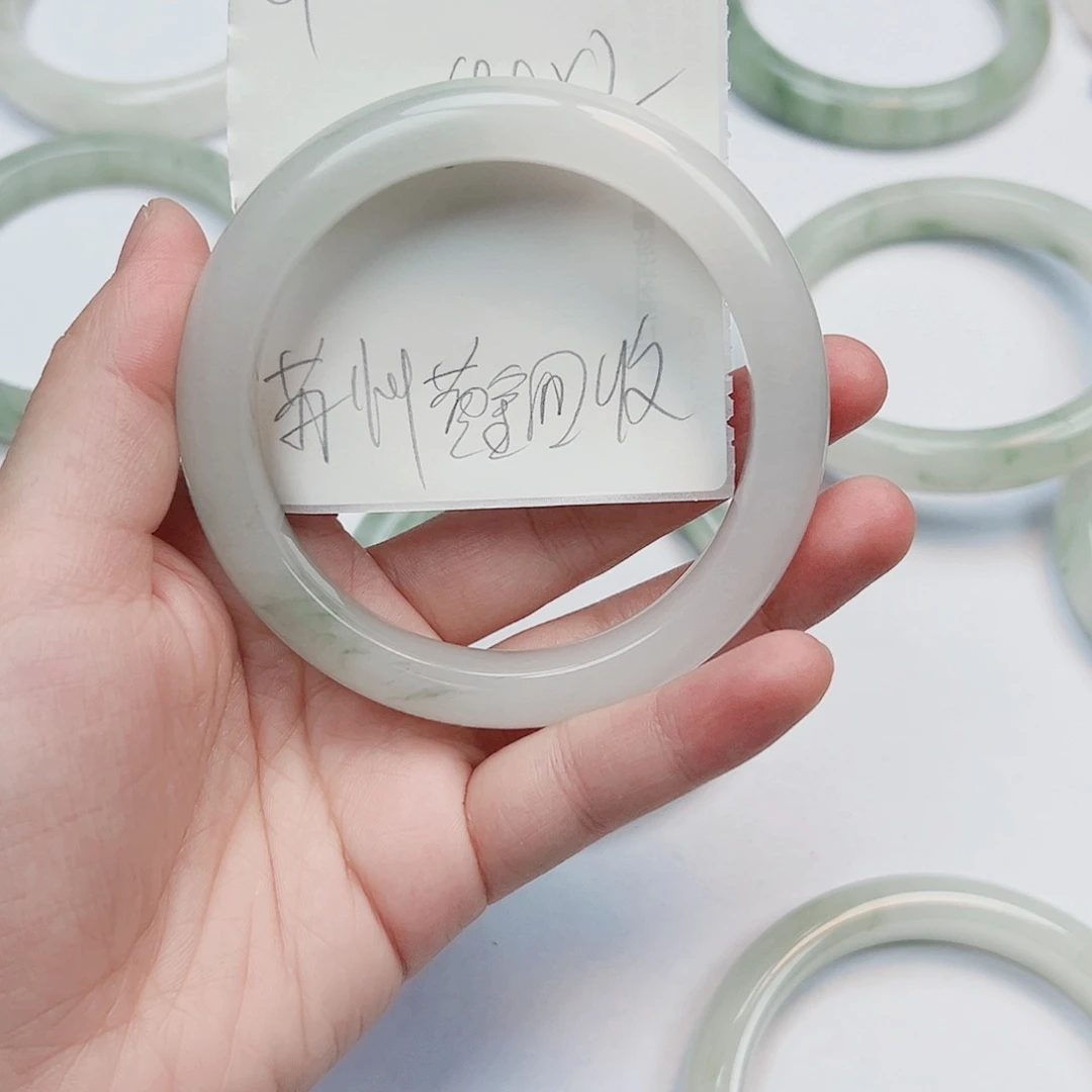 苏***收石英质玉未镶嵌手镯