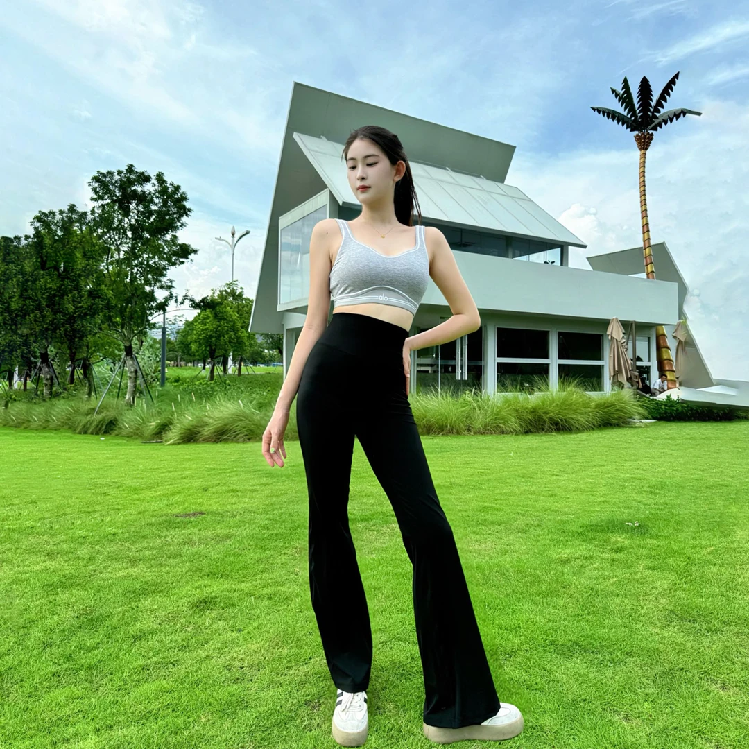 黑色冰丝微喇裤女秋季薄款2025新款小个子高腰窄版显瘦瑜伽喇叭裤