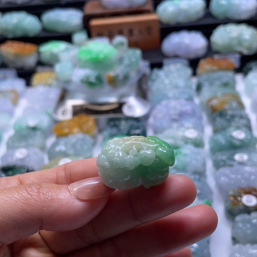 翡翠颈饰未镶嵌貔貅