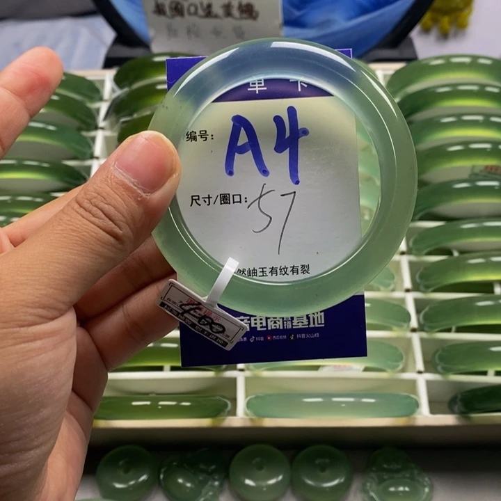 娃****未镶嵌蛇纹石玉手镯