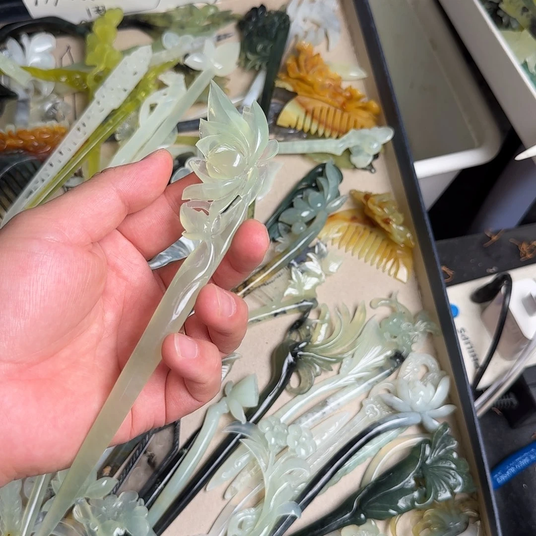 云***谷未镶嵌蛇纹石玉发饰