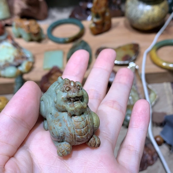 未镶嵌岫岩河磨玉（透闪石质玉）把件