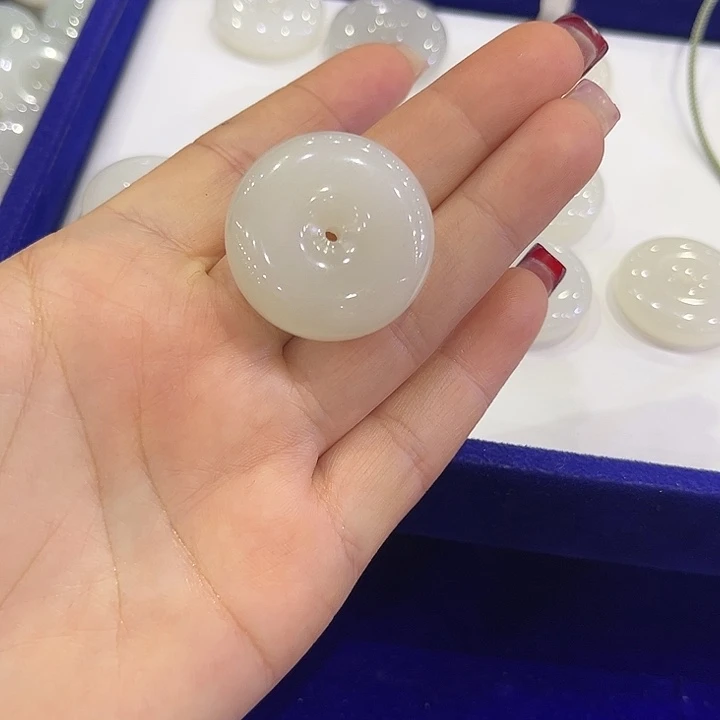 绿***绮和田玉未镶嵌颈饰和田玉冰白平安扣