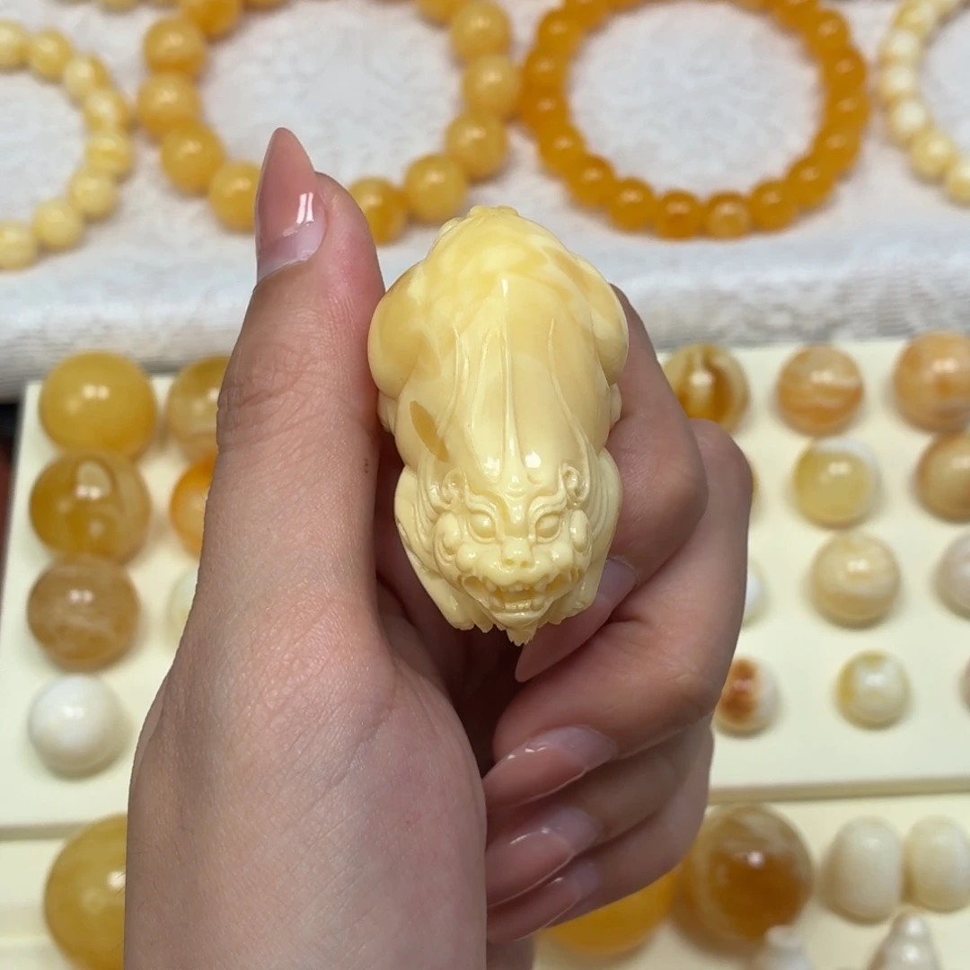 琥珀未镶嵌颈饰乌料小年份白蜡貔貅