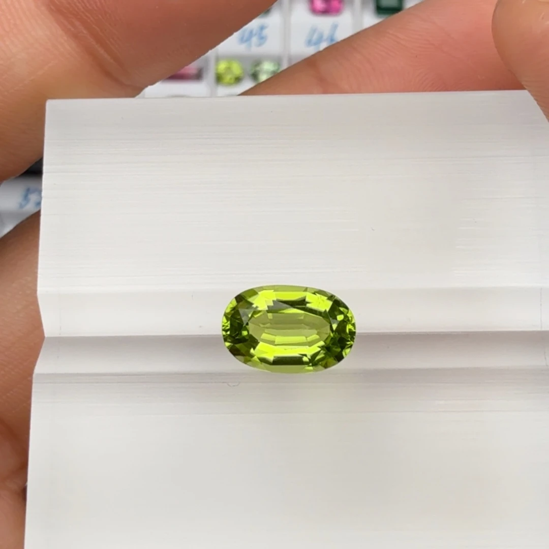 橄榄石笔搁未镶嵌天然2.86克拉