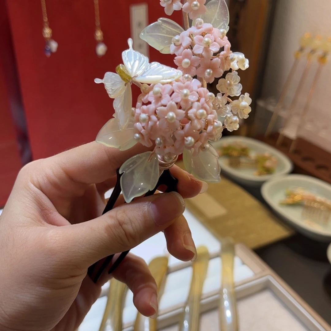 非金属绣球蝴蝶发钗