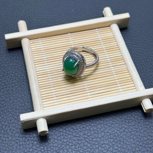 天然极光绿鸽子蛋玉石戒指 106