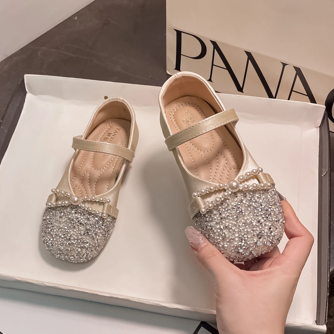 新款2025女童水晶鞋可爱洋气公主风软底防滑演出儿童宝宝鞋小皮鞋