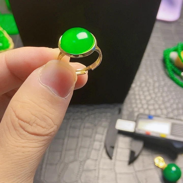颈饰14K金镶嵌翡翠戒指