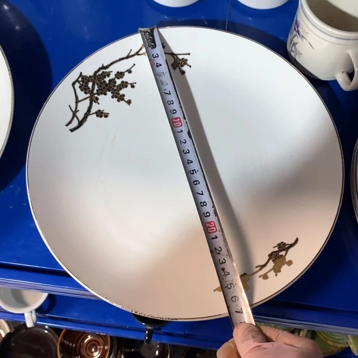 瓷片梅花雕金盘子