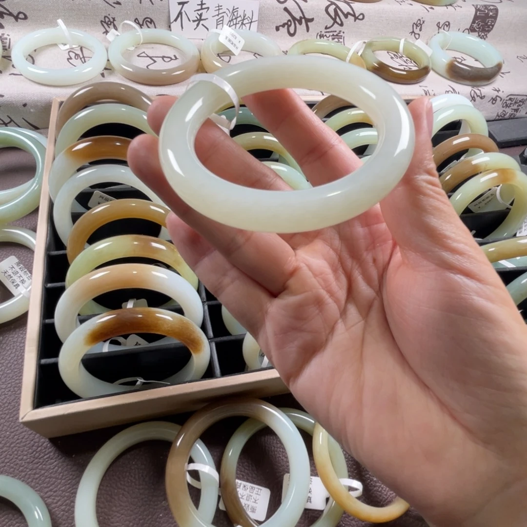 和田玉未镶嵌手镯