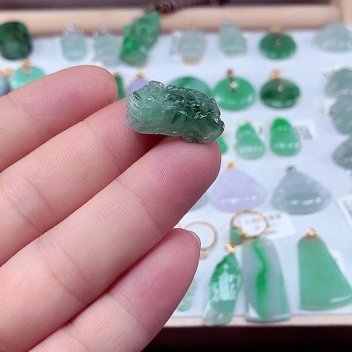 翡翠未镶嵌颈饰吊坠