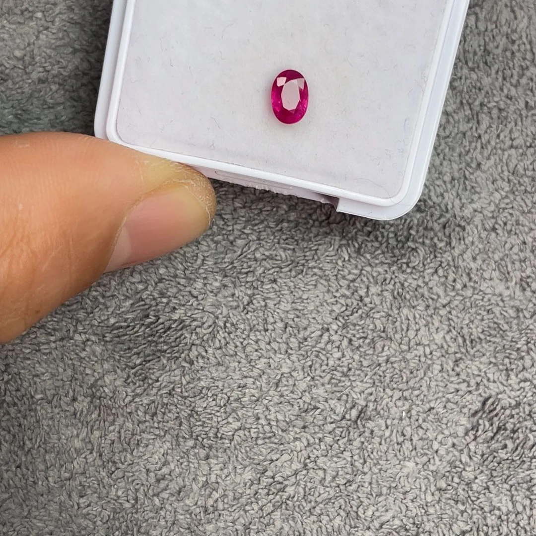 红宝石裸石未镶嵌0.78Ct。