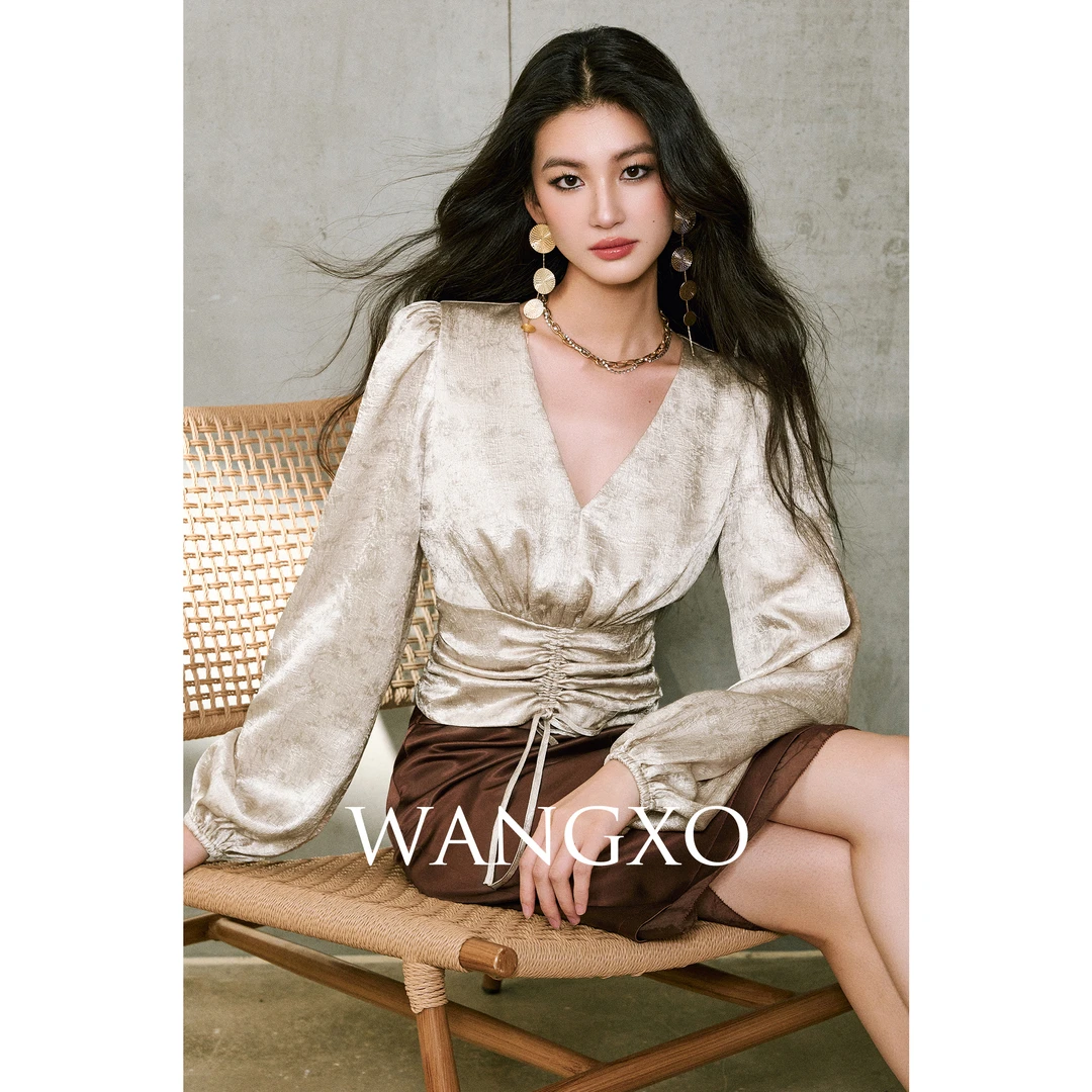 WANGXO  抓皱撒银缎V领抽绳牛筋袖口衬衫 250850W