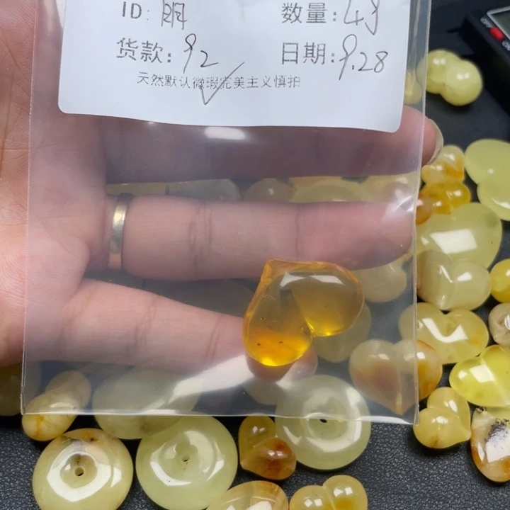 独***身琥珀未镶嵌裸石蜜蜡