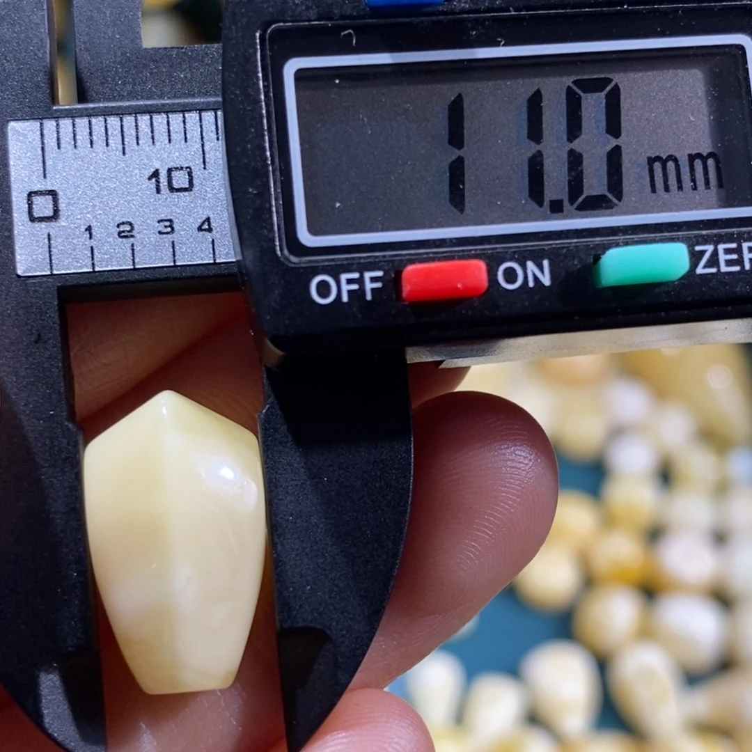 蜜蜡裸石未镶嵌配饰