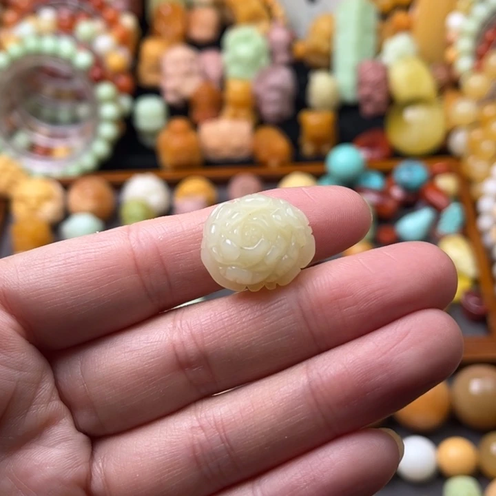 石英质玉（缅黄）未镶嵌珠宝半成品牡丹花