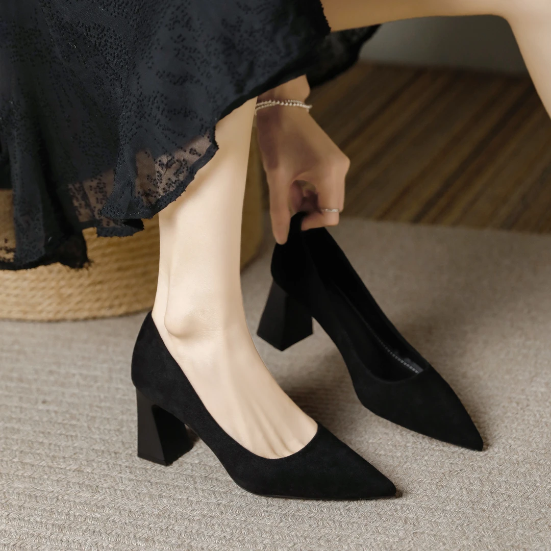 法式粗跟简约高跟鞋女2026春季新款百搭通勤黑色工作尖头浅口单鞋