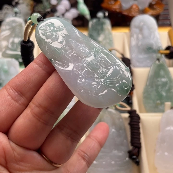 翡翠未镶嵌颈饰观音