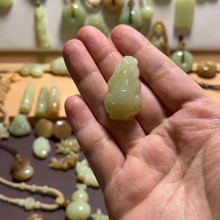 涵***妈和田玉未镶嵌颈饰