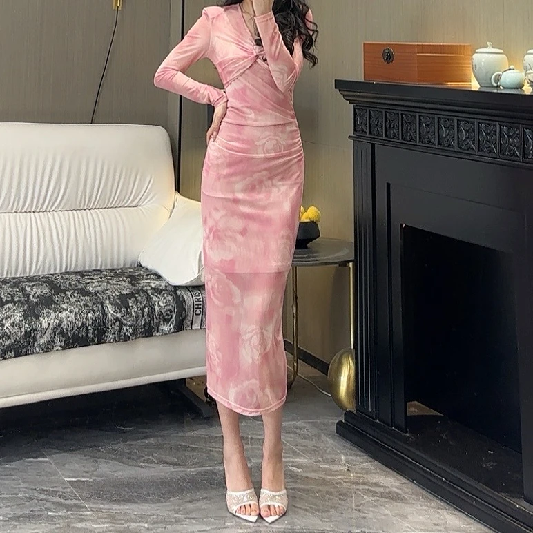 气质女人味轻奢扭扭网纱V领长袖沁粉佳人显瘦百搭时尚直筒连衣裙
