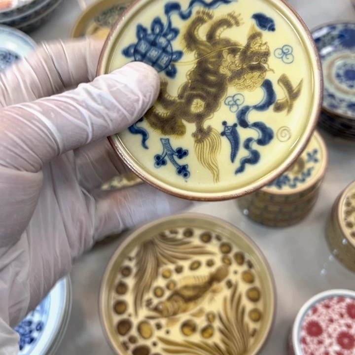 瓷片釉里金狮子实心盖置