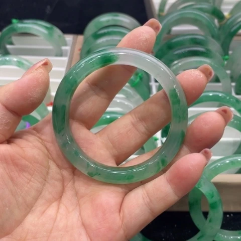 石英质玉手镯未镶嵌遇****！