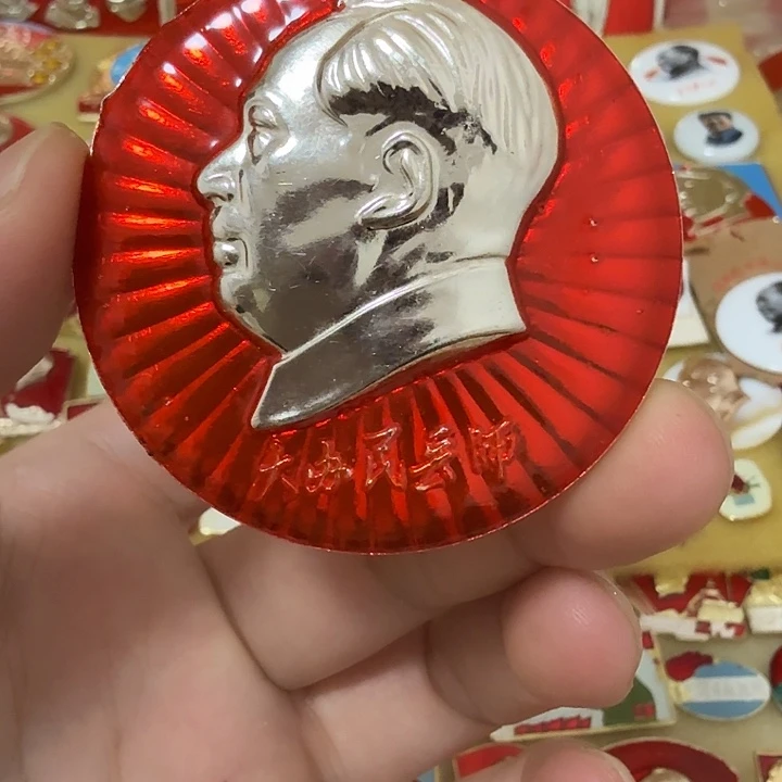 春***風铝毛爷爷像章，万岁