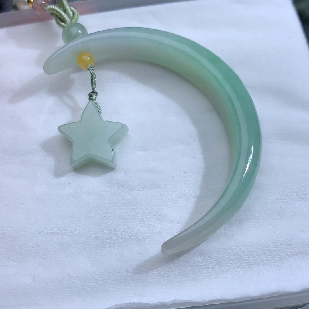 翡翠未镶嵌颈饰498。