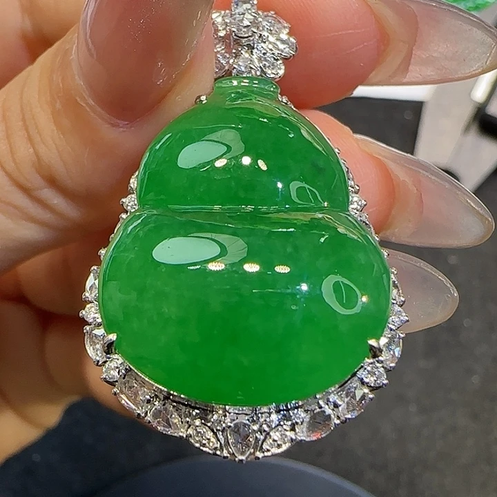 翡翠18K金镶嵌颈饰葫芦