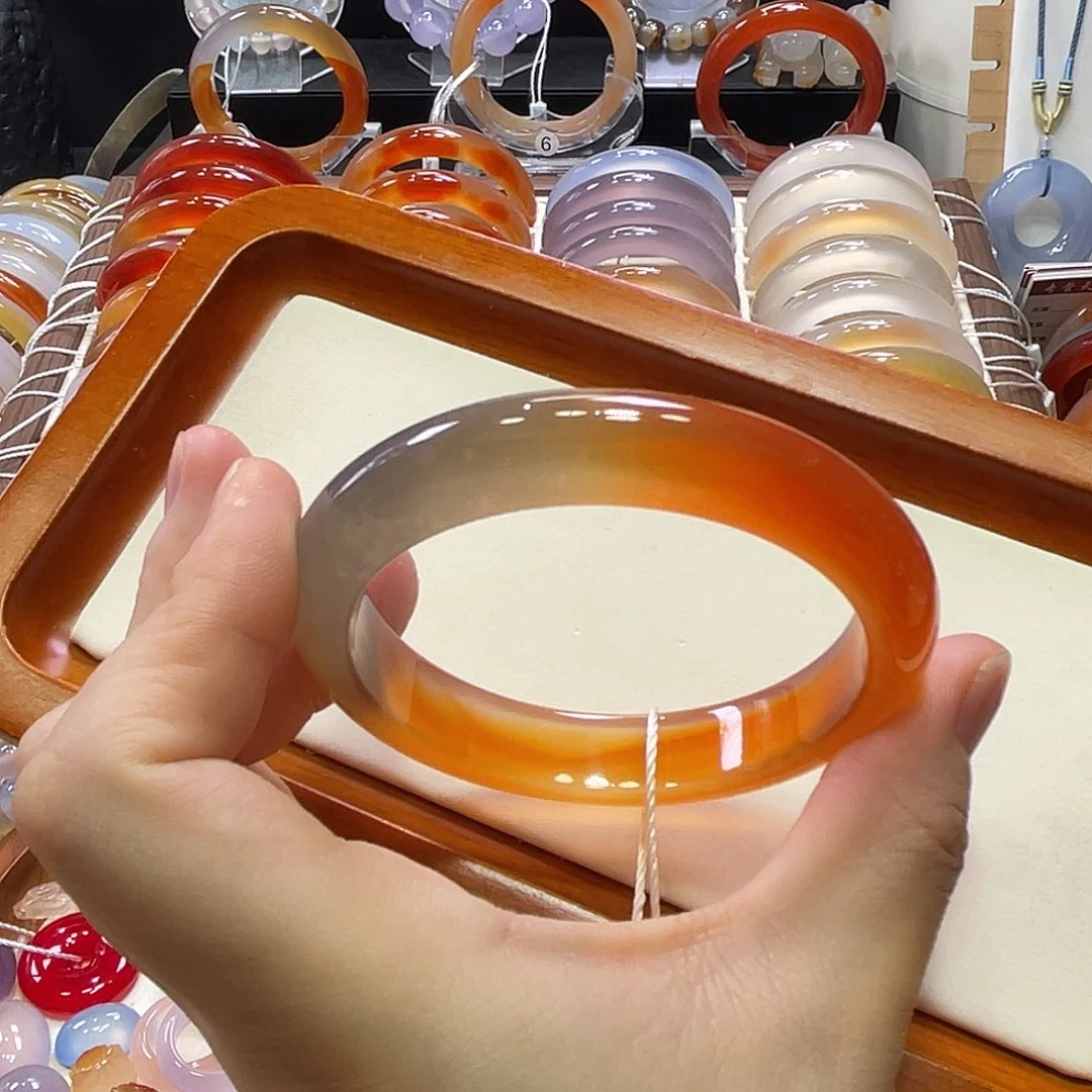 手镯玛瑙/玉髓未镶嵌不同角度不同光线下色不同
