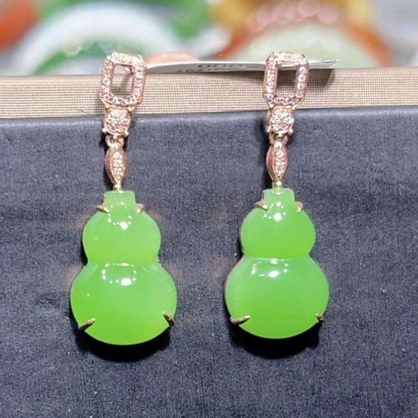 和田玉俄料碧玉苹果绿葫芦耳坠18K金镶嵌