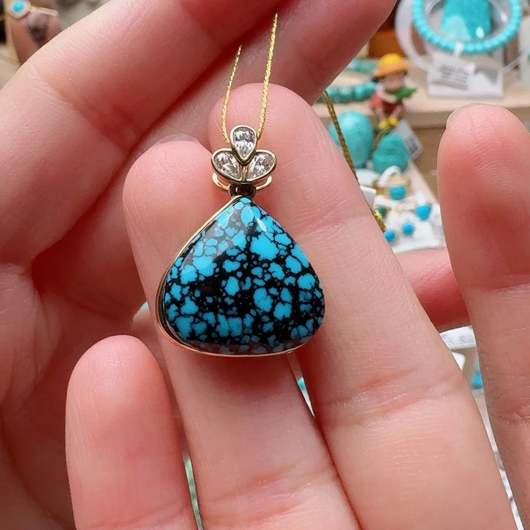 绿松石18K金镶嵌高瓷乌兰花心形吊坠