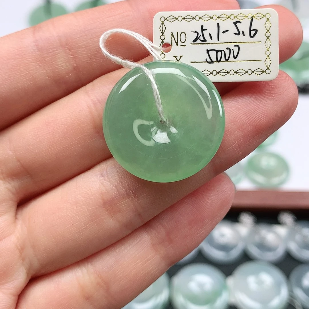 翡翠颈饰未镶嵌章**?平安