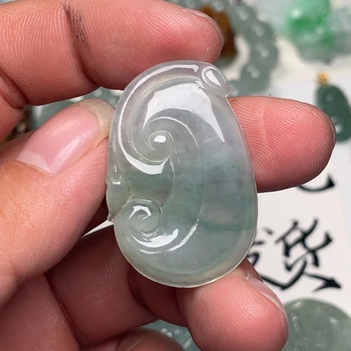 翡翠未镶嵌颈饰如意