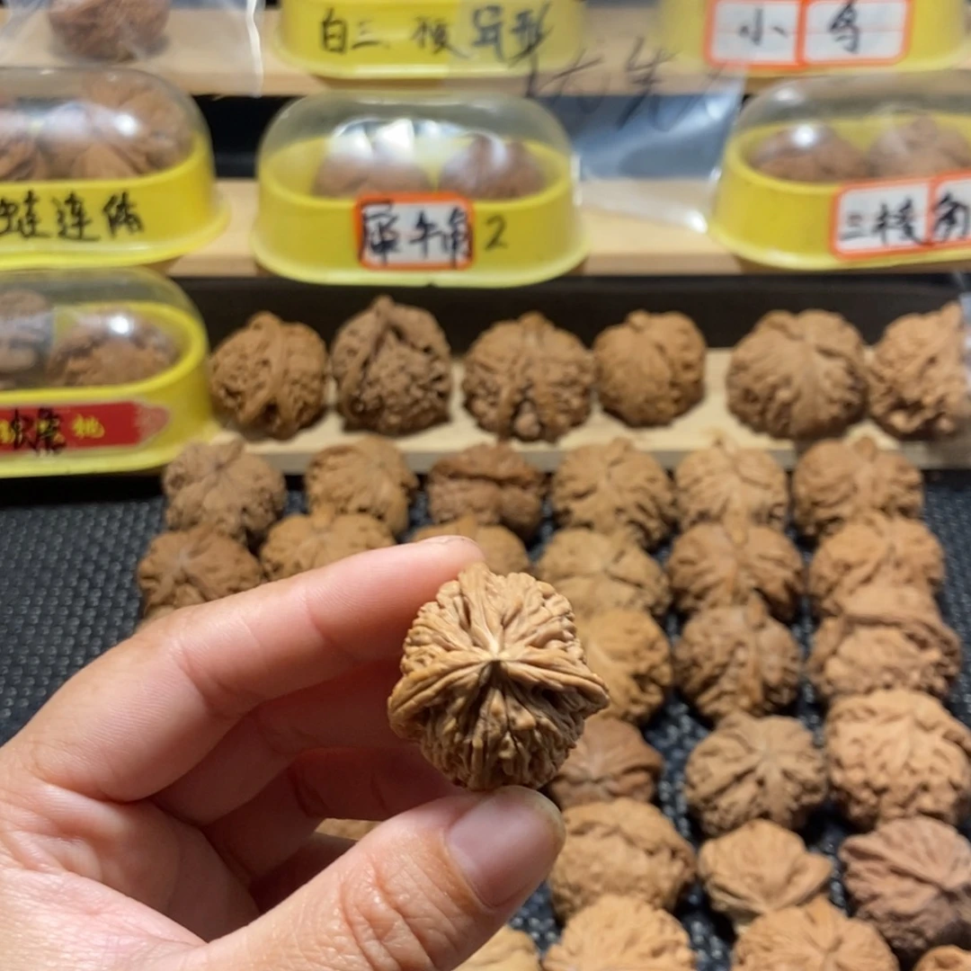 文玩核桃吊坠中****n核桃三棱