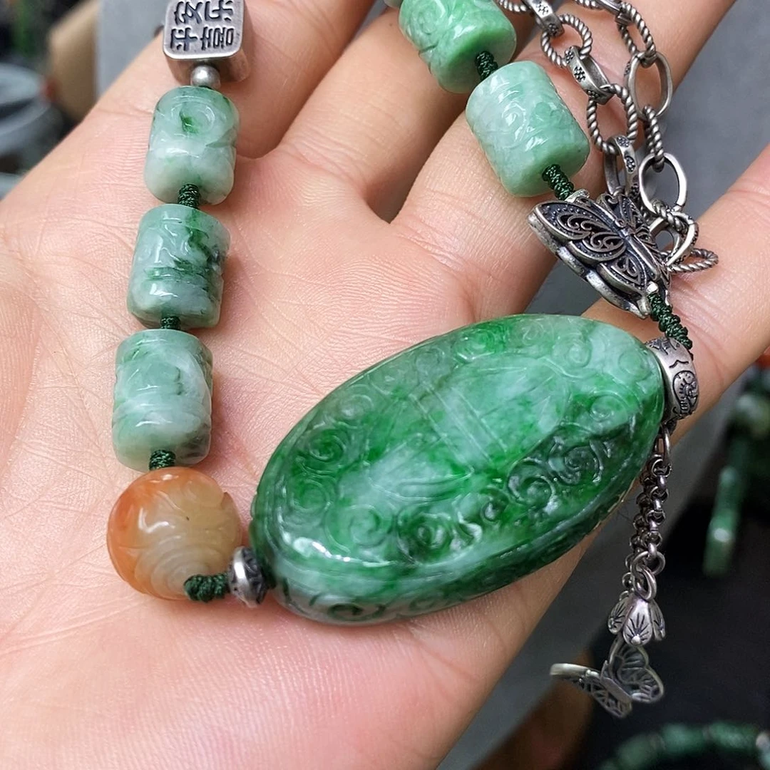 颈饰未镶嵌翡翠漂亮美眉